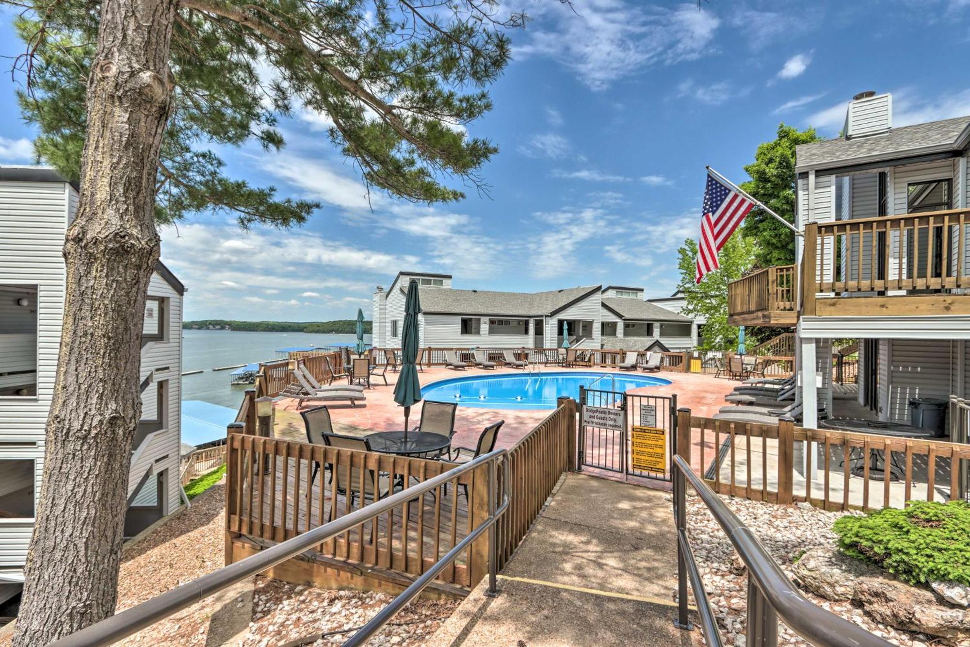 Sunny Osage Beach With Balcony And Lakefront View Luaran gambar
