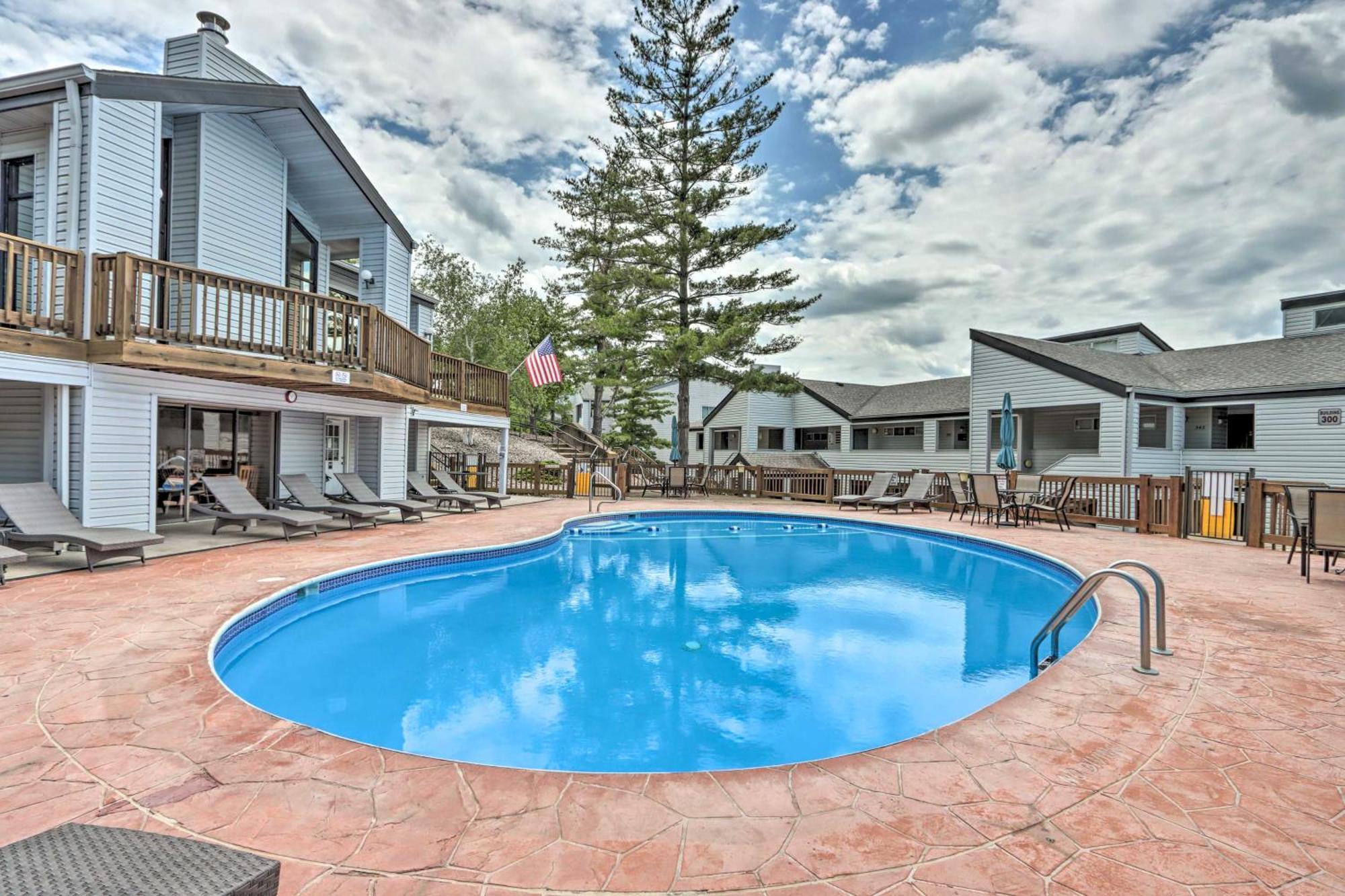 Sunny Osage Beach With Balcony And Lakefront View Luaran gambar